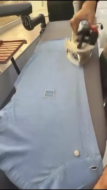 Călcăm o cămașă bleu