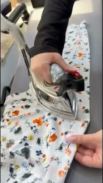 Călcăm o cămașă cu imprimeu floral