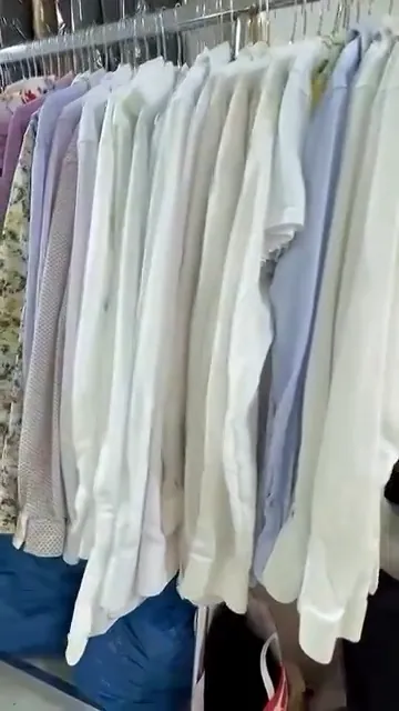 Cămăși colorate pe stender, după călcare