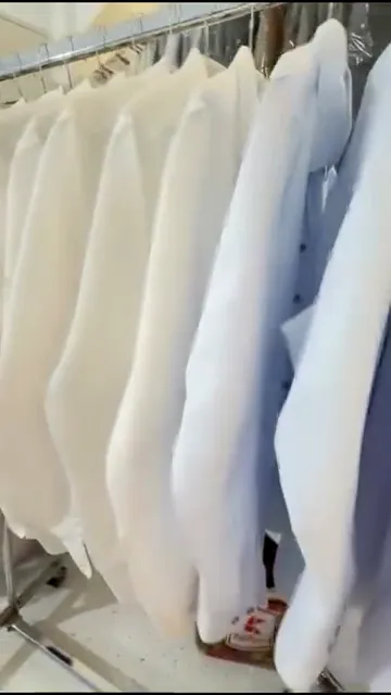 Cămăși albe călcate, pe bară
